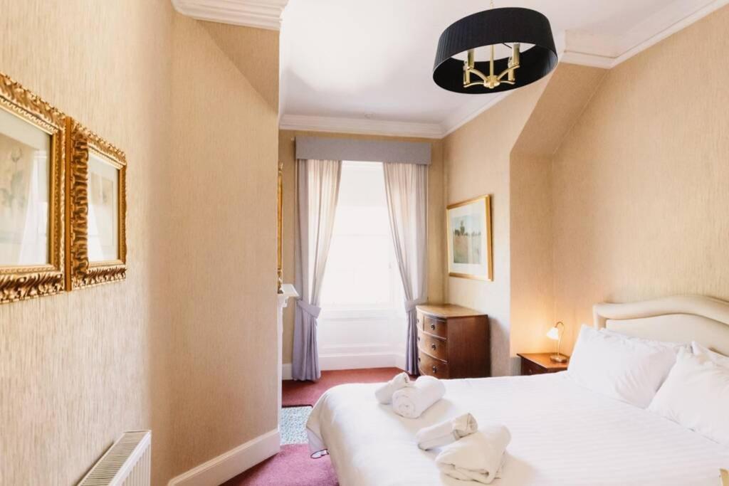 Wallace Apartment - A Unique Apartment In Countryside Park With Wifi And Access To Bar And Pool Perth Eksteriør billede