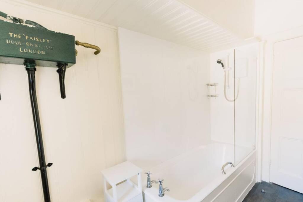 Wallace Apartment - A Unique Apartment In Countryside Park With Wifi And Access To Bar And Pool Perth Eksteriør billede