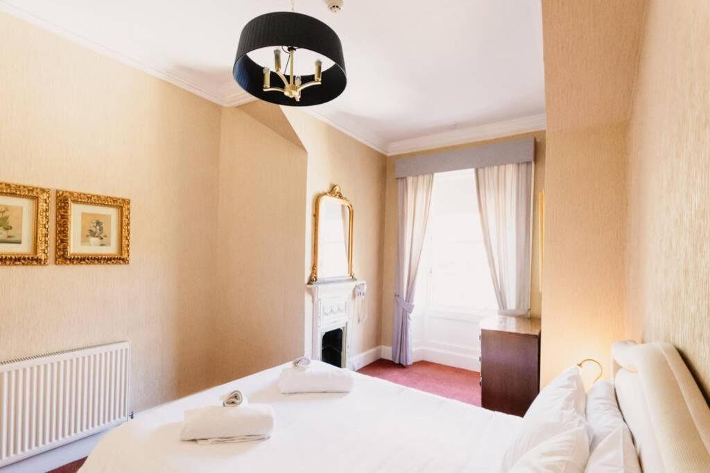 Wallace Apartment - A Unique Apartment In Countryside Park With Wifi And Access To Bar And Pool Perth Eksteriør billede